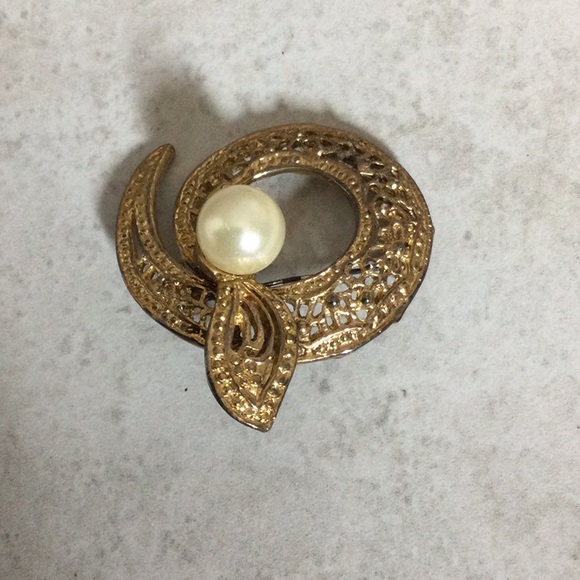 Vintage Gold filigree circle with Pearl brooch - Picture 3 of 7